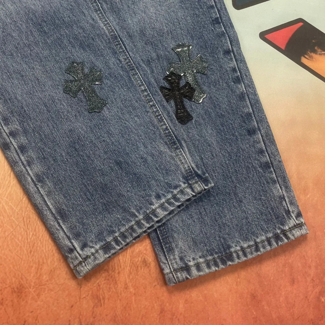 🅿️300 🔘Model No.-KL167 🔘Cro Heart𝐂𝐡𝐫𝐨𝐦𝐞 𝐇𝐞𝐚𝐫𝐭 Blue Bull Starry Sky Cross Patched Leather Jeans* These Croix Heart Jeans! It is really a treasure item in the fashion circle! It uses super unique starry sky theme leather elements, mostly in the shape of a cross, and there is glitter on the leather surface! Under the light, it is so dazzling that it instantly becomes the focus of the crowd. This design is simply unique, the details are handled to perfection, simple and elegant. The workmanship is also very exquisite, the entire trousers are neatly routed, every small detail is not careless, and the sense of quality is full. Moreover, its shape is awesome and its genderless style can be easily worn by both men and women, making it instantly trendy! The matching suggestions are as follows: Street fashion style: Wear a black loose hooded sweatshirt with a personalized graffiti pattern on it, a black leather jacket from Croix Heart, and a pair of black high-top sneakers, such as Converse 1970s black model. For accessories, you can choose Croixin’s silver necklace and ring, and then wear a black baseball cap to look cool and trendy when walking on the street. Casual fashion style: wear a white cotton short-sleeved T-shirt underneath, simple and clean. Pair it with a light-colored denim jacket, these crotch jeans, and a pair of white shoes, like Nike's Air Force 1. Wear a simple black backpack for daily outings and shopping, which is comfortable and fashionable. Personalized retro style: Choose a floral shirt, the pattern can be retro polka dots or paisley patterns, and tuck the hem of the shirt into your pants. Pair it with a pair of brown retro leather shoes or Martin boots with thick soles. Wearing a pair of round retro sunglasses, the overall look is unique and retro.  Size: S M L XL XXL (28.30.32.34.36) Color: Blue